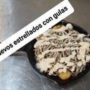 Foto de HUEVOS ESTRELLADOS CON GULAS
