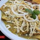 Foto de CHILAQUILES VERDES O ROJO CON POLLO DESMENUZADO o CARNE o PECHUGA ASADA