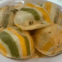 Foto de Sorrentinos de muzzarella, jamón crudo, verdeo y parmesano (masa tricolor)