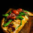 Foto de Crudo, Cherry, Rúcula, Mozarella, Aceituna y reducción de aceto