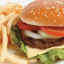 Foto de HAMBURGUESA SENCILLA CON QUESO Y PAPAS A LA FRANCESA