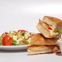 Foto de Ensalada ( SIN POLLO O CARNE ) y torta medianas