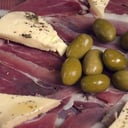 Foto de Jamón crudo, queso y aceitunas
