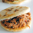 Foto de Arepa con Carne Mechada/Asado Negro ó Pernil