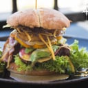 Foto de Hamburguesa de la casa (Pan Ciabatta)