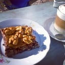 Foto de Brownie de harina de coco y chocolate con  nueces (gluten free) / con dulce de leche 