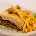 Foto de Sándwich de bife con fritas o mix de verdes / Steak sandwich with fries or mix of greens