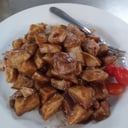 Foto de Bucatinis de pollo al verdeo con papas doradas + bebida + postre o cafe