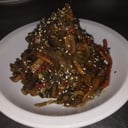 Foto de Wok de vegetales y semillas , bebida y postre