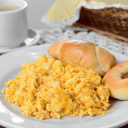 Foto de Combo Huevos pericos con pandebono - incluye bebida / Pericos with pandebono - includes drink