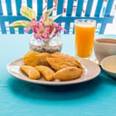 Foto de Arepa de huevo-Patacón-Queso costeño-Chorizo- Café con leche o jugo de naranja o mora-Frutas variada