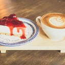 Foto de Café con leche/té + porción de torta