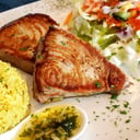 Foto de Lomo de Atún o Filete de Pescado Blanco, al Ajillo con arroz y ensalada