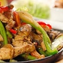 Foto de Picada de Pollo y Chorizo con Papas Rústicas y Ensada Rallada