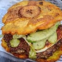Foto de HAMBURGUESA DE LA CASA  CON  PATACÓN 