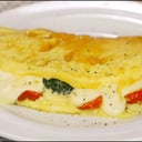 Foto de OMELETTE DE JAMON, MUZZARELLA, HUEVO Y TOMATE (INCLUYE GUARNICION DE FRITAS O ENSALADA )