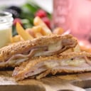 Foto de MILANESA RELLENA CON GUARNICION