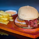 Foto de BURGUER  DE CERDO + BEBIDA + MINI BROWNIE + PAPAS 