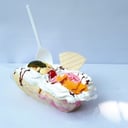 Foto de BANANA SPLIT. Base de banano con base de crema de la casa, queso casero, crema chantilly