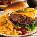 Foto de HAMBURGUESA CON PAPAS 