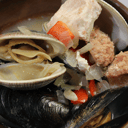 Foto de Caldo pulmay clarificado con choritos y piure ahumado.