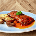 Foto de Costillar de cerdo braseado con salsa bbq con merken y papas doradas