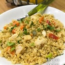 Foto de Pechuga de pollo con salsa de alcaparras y quinoa al curry.