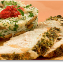 Foto de Bictec de pavo gratinado con queso mantecoso con champiñones y arroz primavera.