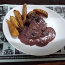 Foto de Lomo al malbec y hongos con papas rústicas aromatizadas