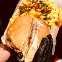 Foto de Hamburguesa especial c/papas cheddar