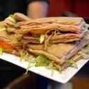 Foto de Tostado de pan negro con verduras