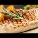 Foto de pollo al grill con chimichurri