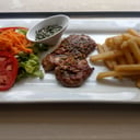 Foto de bife de cerdo al grill con chimichurri