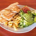 Foto de PECHUGA A LA PLANCHA CON PAPAS CROCANTES Y ENSALADA DE PALTA