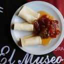 Foto de Quesillo o Queso blando con dulce mixto de la casa (frutilla y arándano o mixto de manzano, durazno y pera) 