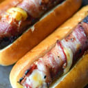 Foto de Hot Dog con tocino y papas 