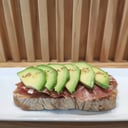 Foto de Tostadas de Tomate, Jamón y Aguacate
