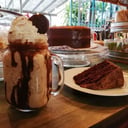 Foto de Cafe Granizado ,trozo de torta de vainilla y un muffins de chocolate  