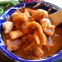 Foto de Medio kilo de chicharron delgado en salsa roja.