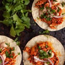 Foto de Taco de tinga de pollo.