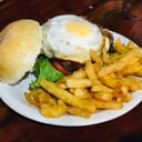 Foto de Hamburguesa completa con fritas 