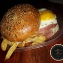 Foto de Hamburguesa La cabaña con fritas 