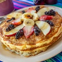 Foto de Hot cakes con fruta. 