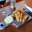 Foto de Chicken Fingers (Pechuguitas de pollo fritas) con salsa tartara