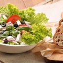 Foto de Ensalada con queso fresco y pavo