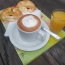 Foto de 1.	Café con 2 medialunas o 2 tortitas	y jugo chico.         