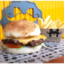 Foto de 2 hamburguesas Super M con papas