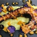 Foto de PATA DE PULPO  BRASEADA  SOBRE CAMA DE PARMENTIER DE QUESO AZUL