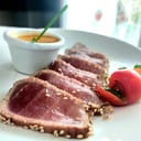 Foto de TATAKI DE DESCARGADO CON SALSA DE AMONTILLADO Y CALABAZA