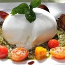 Foto de Burrata con tomates confitados y aceite de albahaca